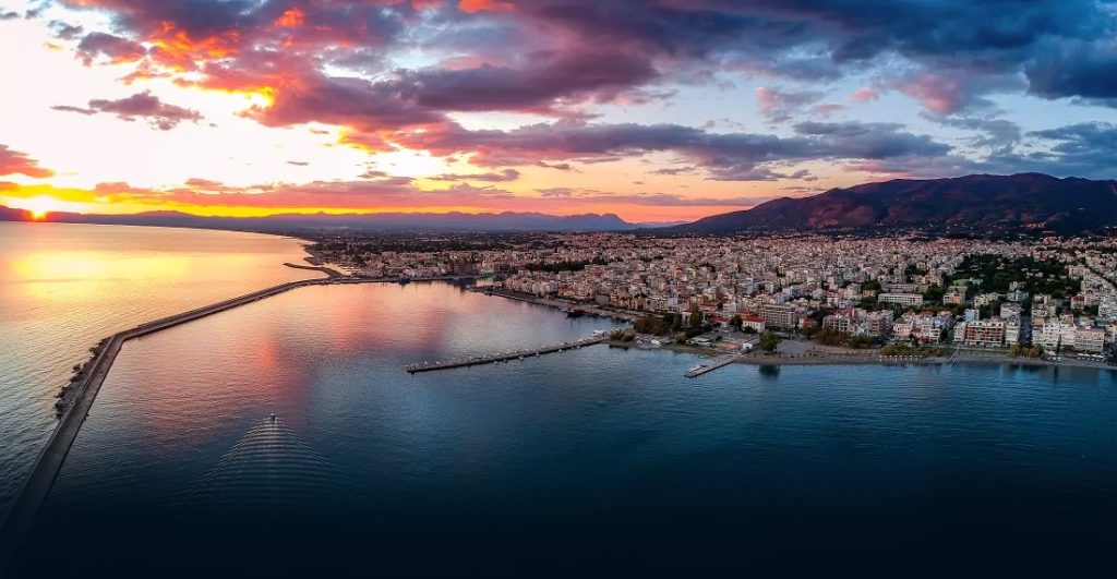 Η παραλία και η μαρίνα της Καλαμάτας στο ηλιοβασίλεμα