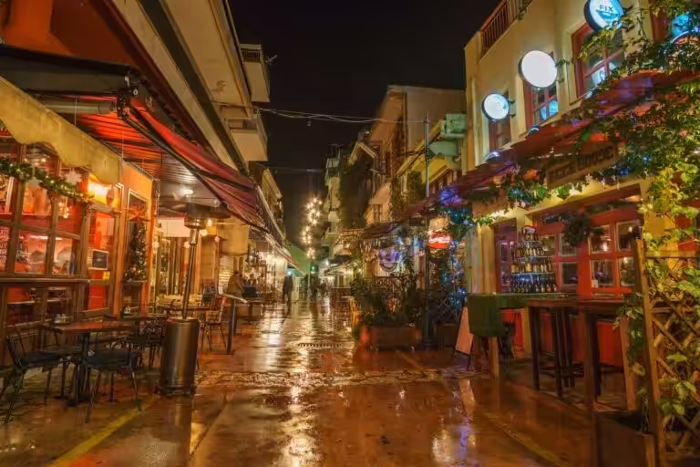 Γραφικό σοκάκι με ταβέρνες και τραπεζάκια στη Μεσσηνία