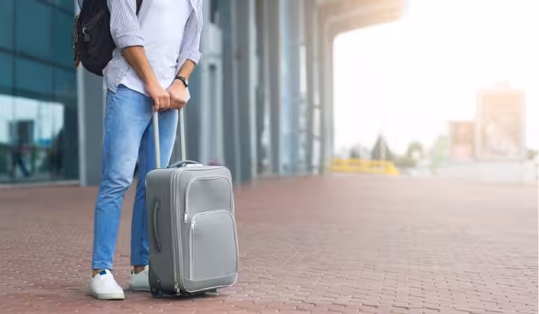 Ταξιδιώτης με βαλίτσα στην είσοδο ξενοδοχείου στη Μεσσηνία